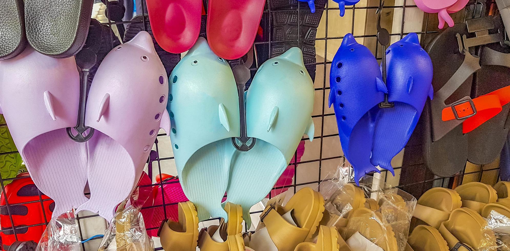 coloridos zapatos de delfines para la venta en bangkok, tailandia. foto
