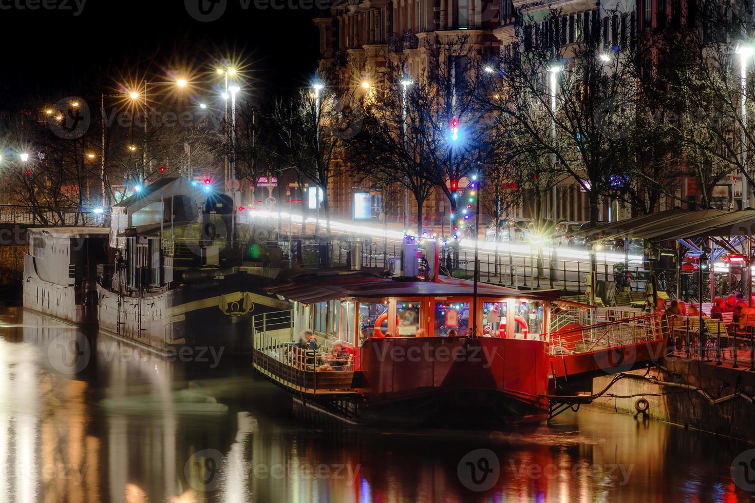 restaurantes nocturnos en grandes barcos, río enfermo en estrasburgo foto