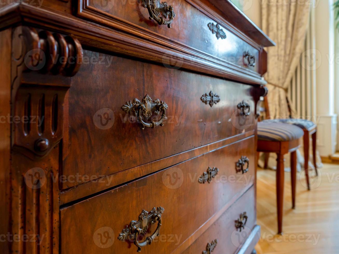 armario antiguo de madera hecho a mano. talla de madera muebles clásicos en el interior. foto