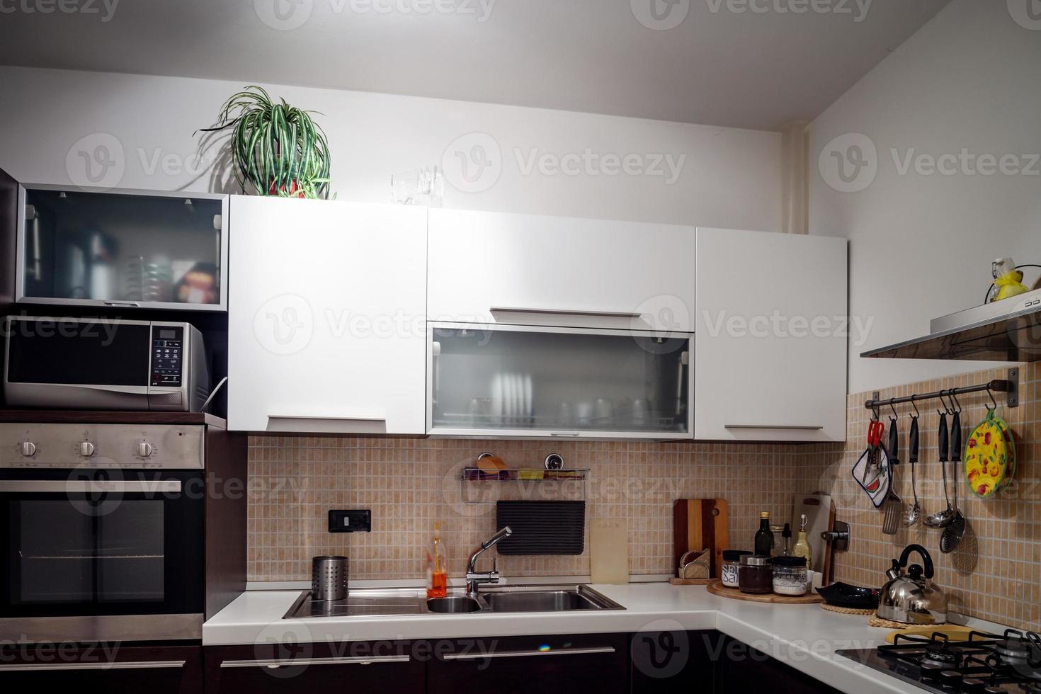 cocina moderna y confortable, equipada con todo lo necesario. bonito lugar para cocinar. foto