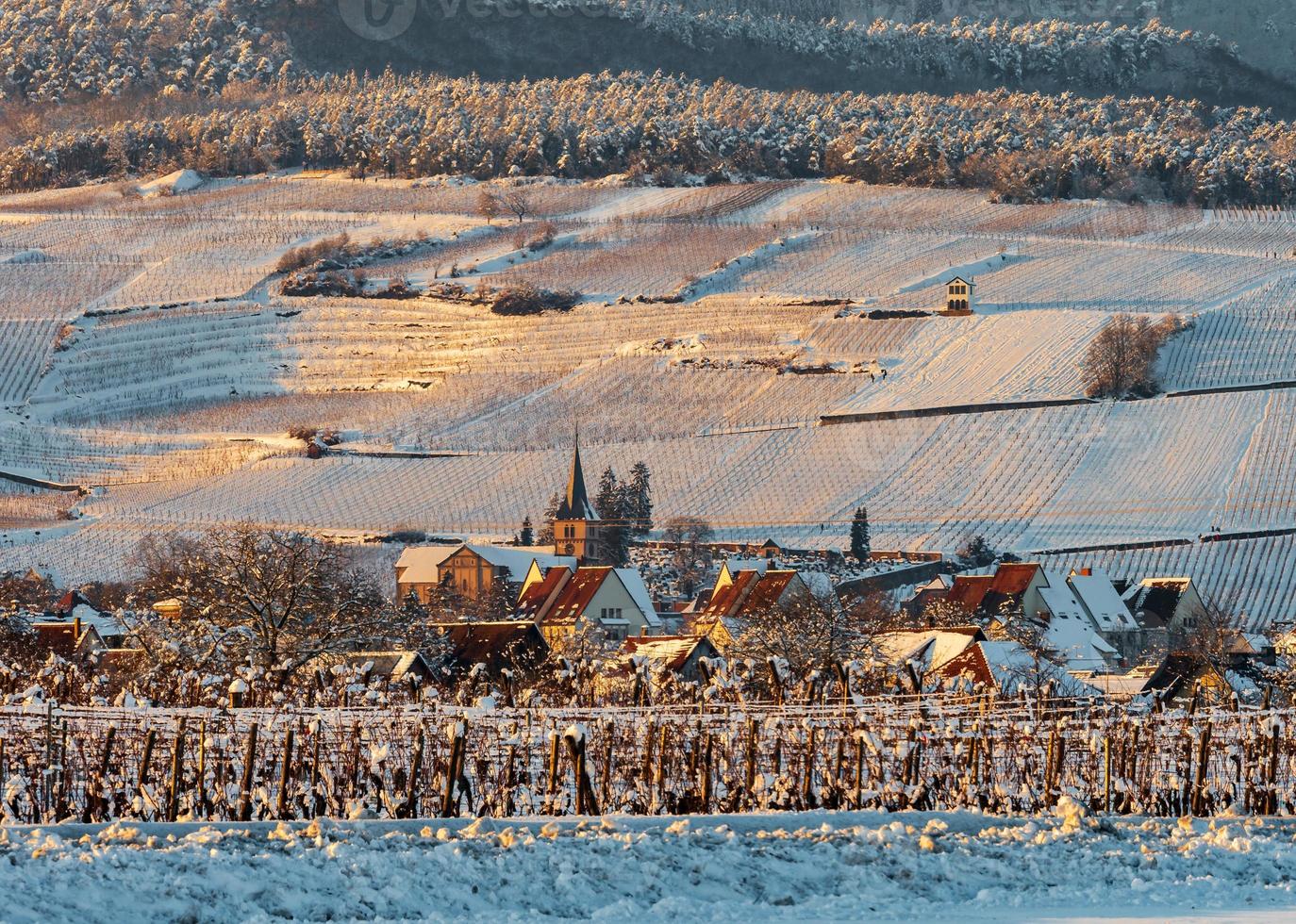 los colores cálidos del sol poniente en las estribaciones nevadas de los Vosgos. alsacia foto