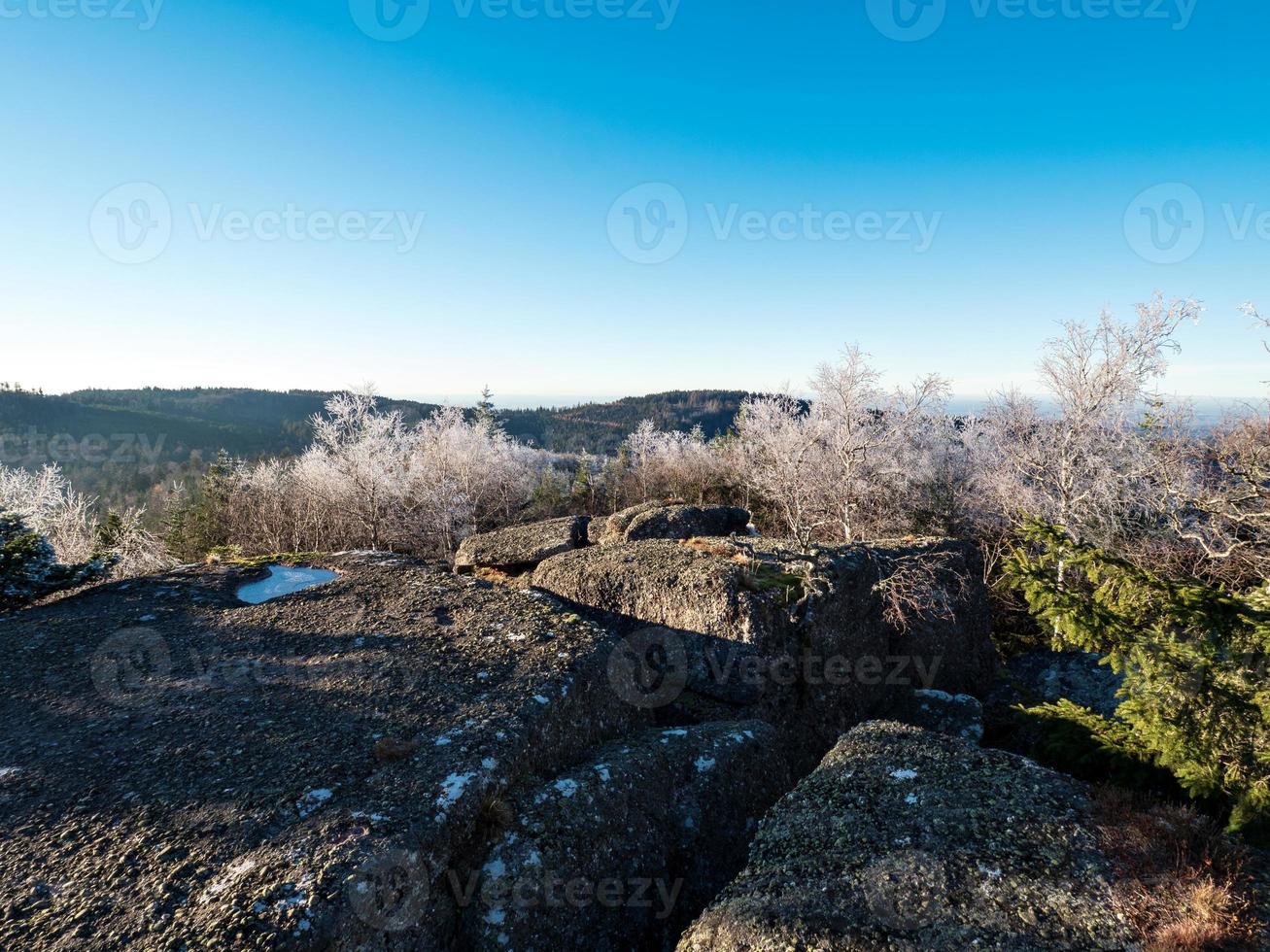 nieve blanca y cielo azul. vista panorámica de las siluetas de las montañas. foto