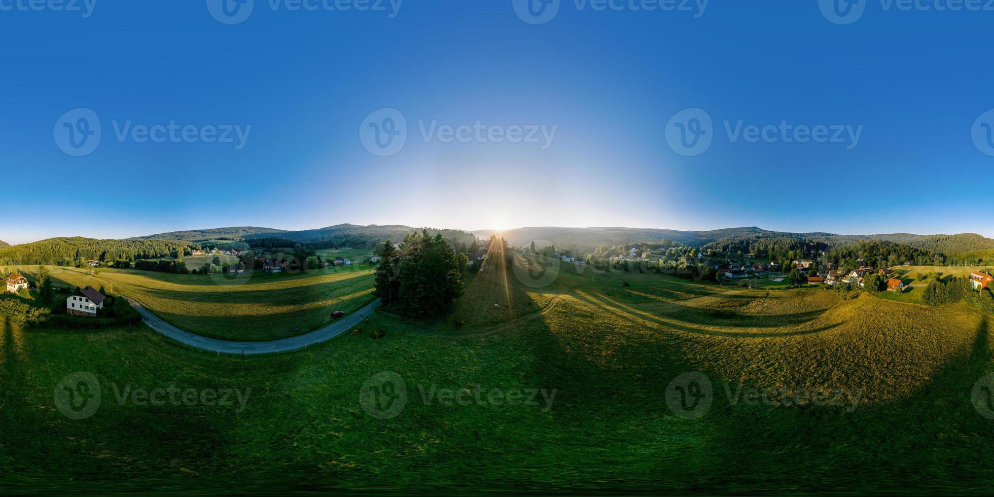 drone aéreo vista panorámica de 360 grados de las montañas de los vosgos. alsacia, francia. foto