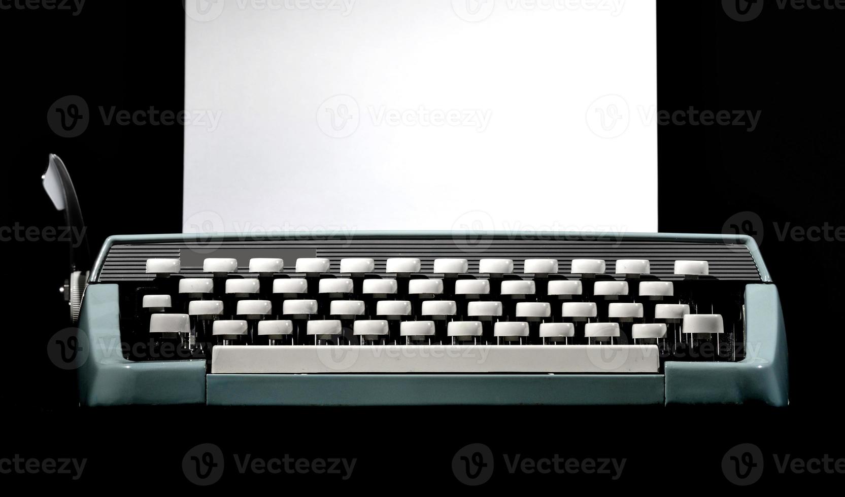 máquina de escribir antigua, herramienta de escritor o autor, inspiración y creatividad. sobre un fondo negro. foto