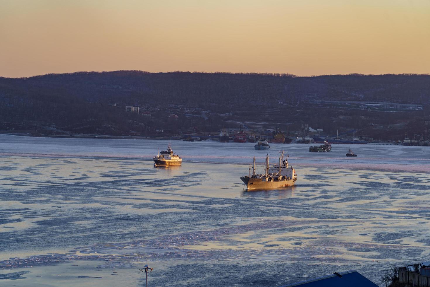 paisaje marino con vistas a los barcos en la bahía de vladivostok foto