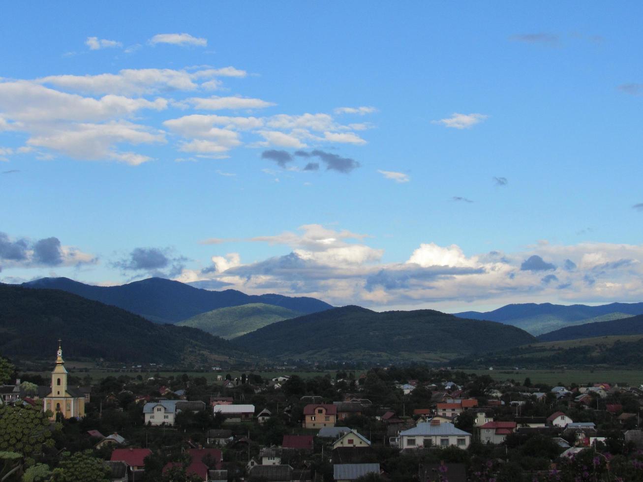 pueblo en las montañas. paisaje de montaña foto