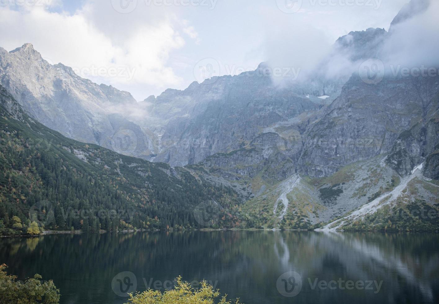 morskie oko lago ojo del mar en las montañas tatra en polonia. foto