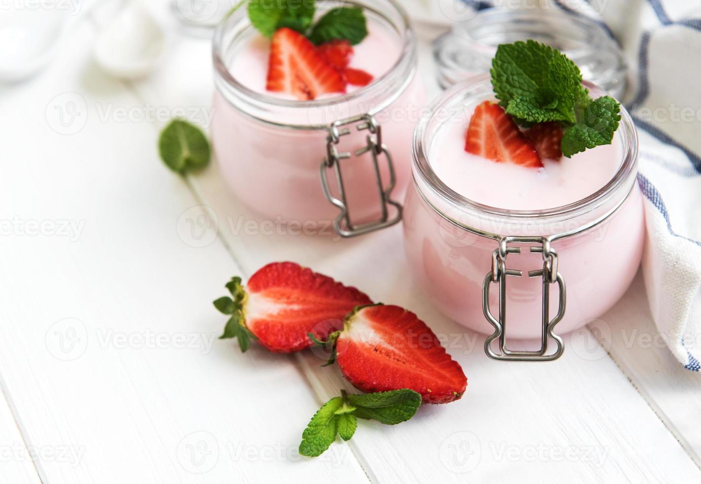 tarros con yogur de fresa foto