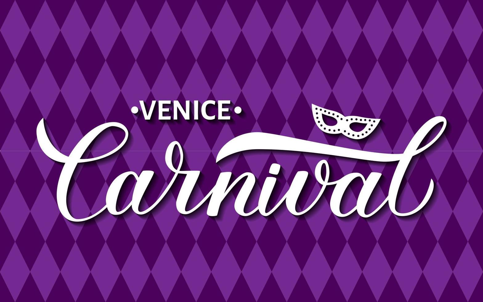 cartel del carnaval de Venecia. letras de caligrafía de carnaval con máscara sobre fondo de arlequín a cuadros púrpura. cartel o invitación de la fiesta de disfraces. ilustración vectorial Plantilla fácil de editar. vector