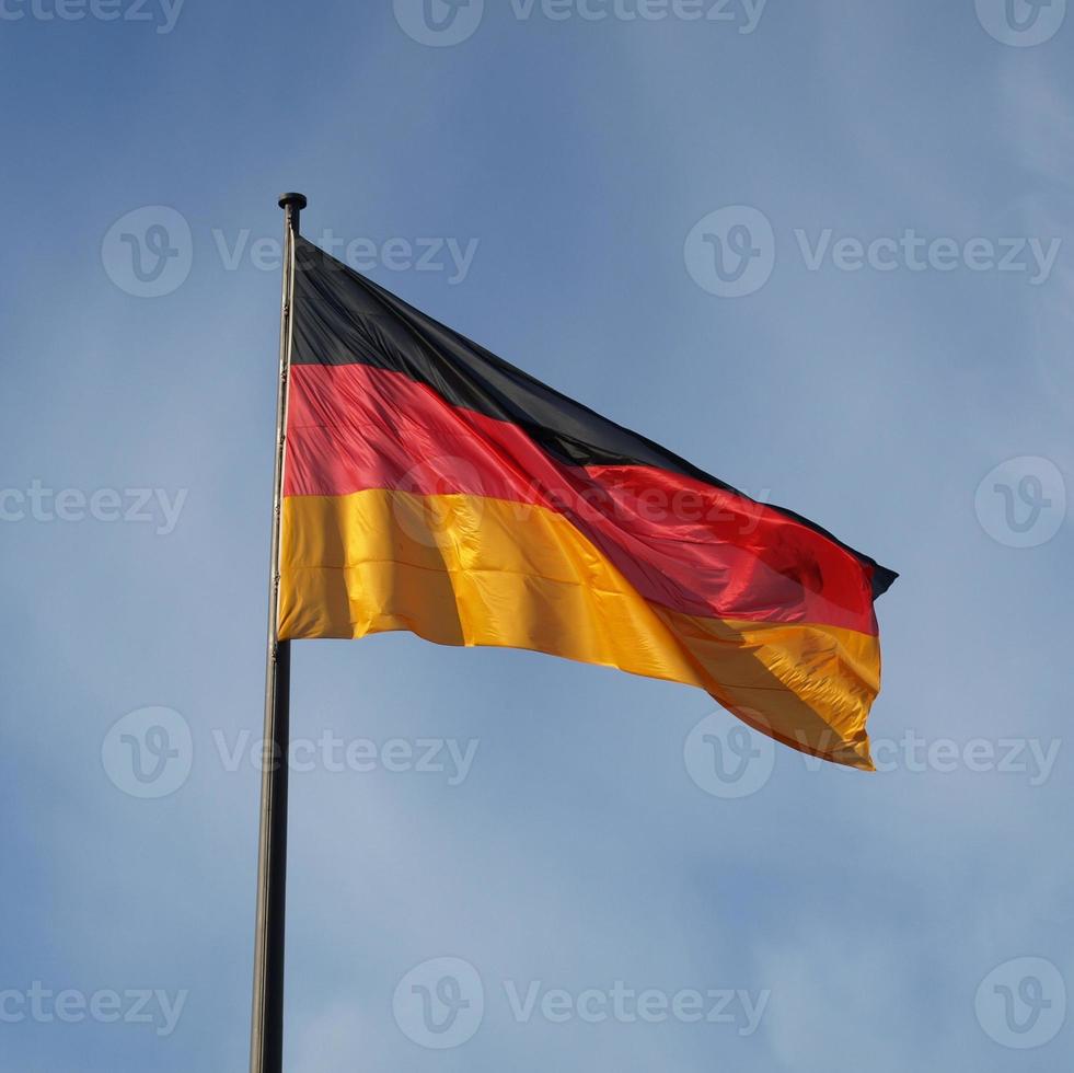 bandera alemana sobre el cielo azul foto