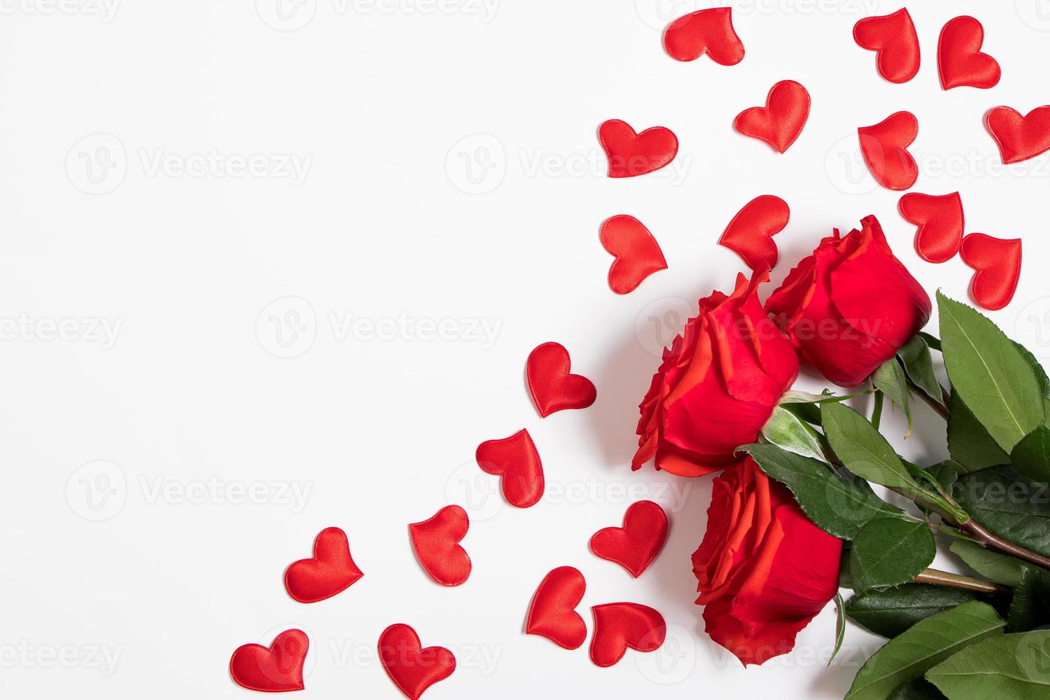 ramo de rosas rojas y corazones sobre un fondo blanco. 5464417 Foto de  stock en Vecteezy