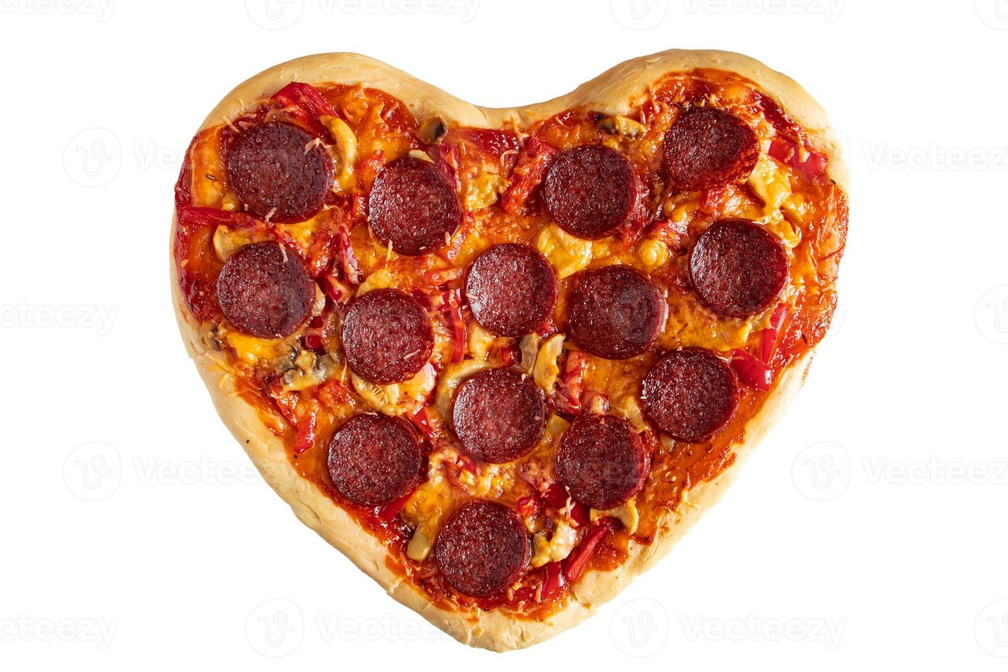 Pizza de pepperoni en forma de corazón aislado sobre fondo blanco. foto