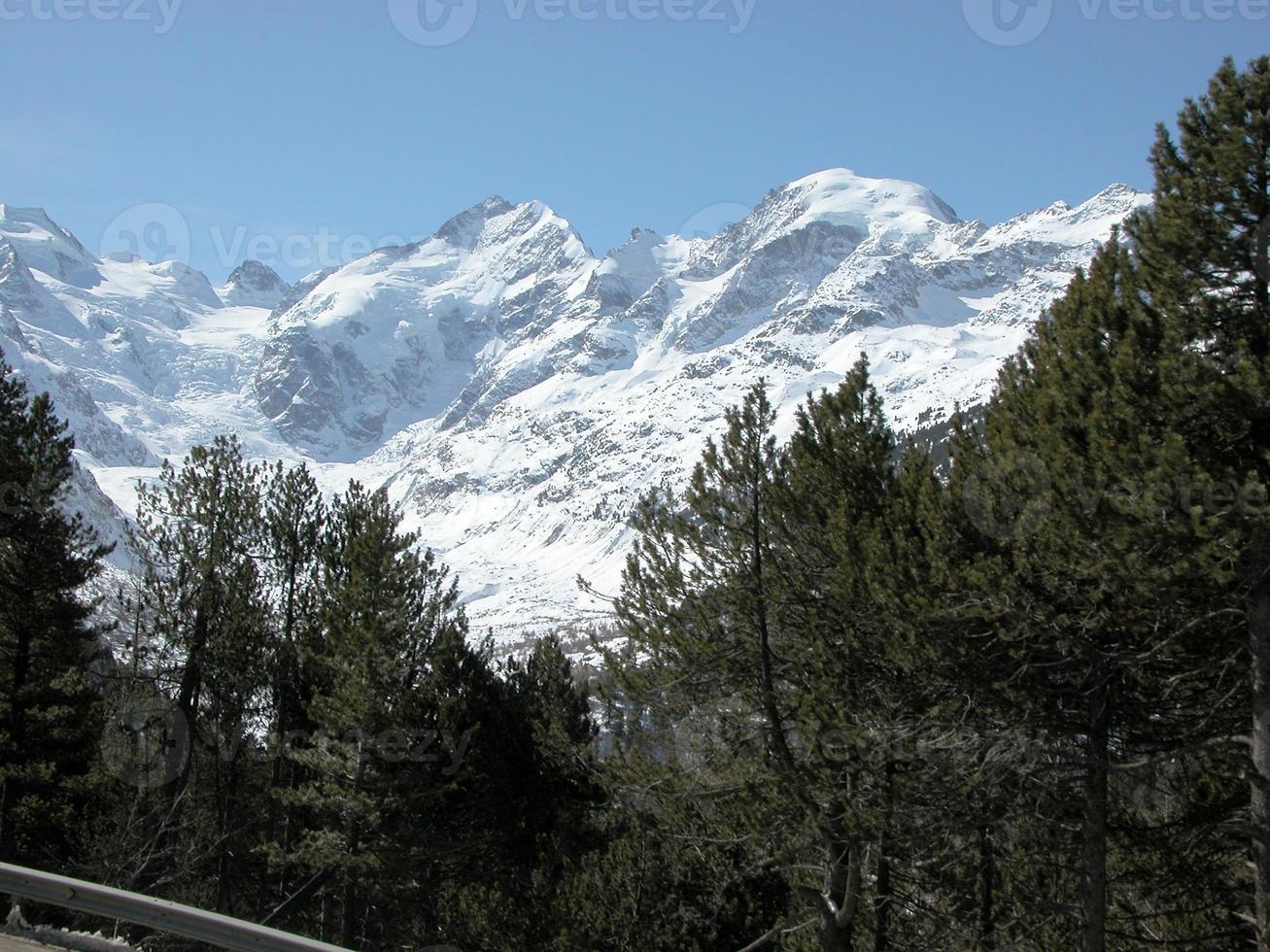 fondo de las montañas de bernina foto