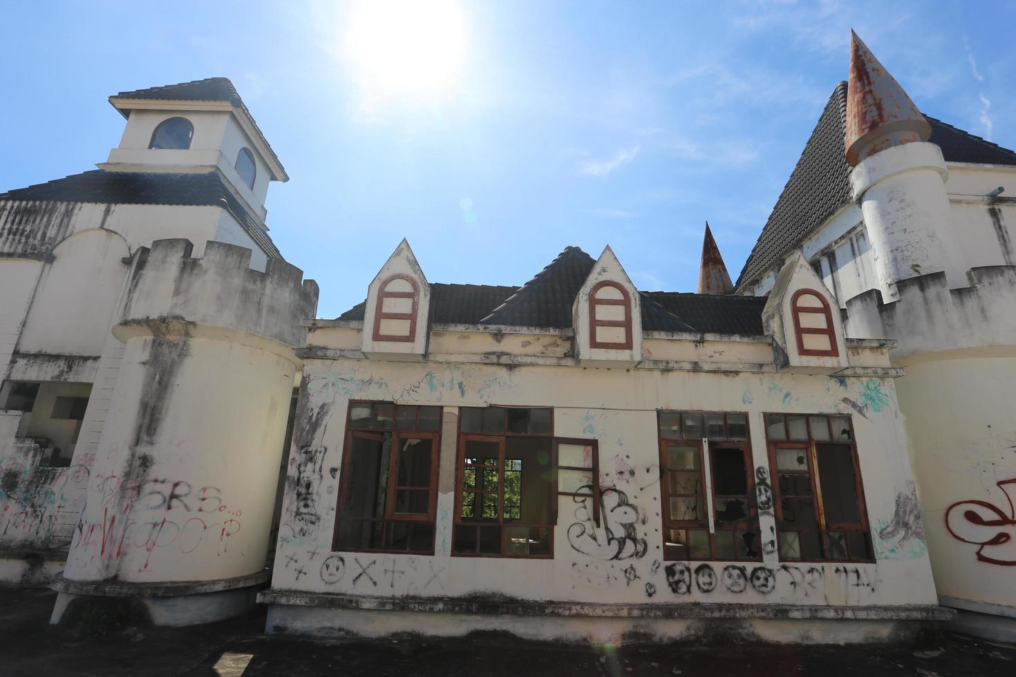 kanchanaburi, tailandia 2021 - centro comercial fantasma, ventanas, paredes y graffiti del centro comercial del castillo foto