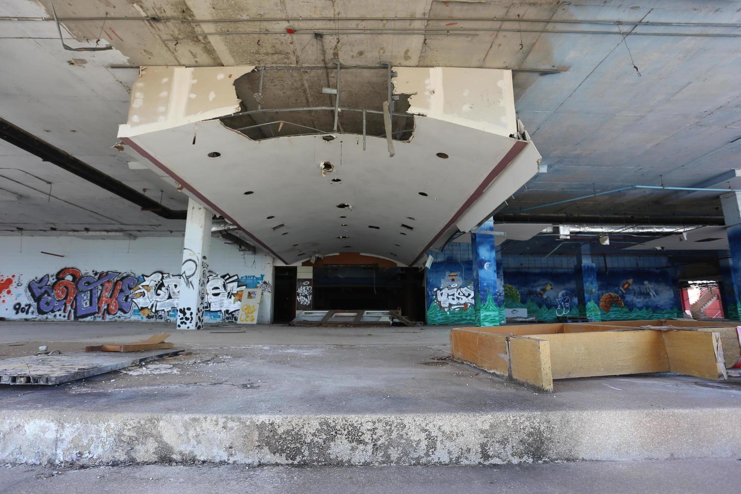 kanchanaburi, tailandia 2021 - centro comercial fantasma, vista de la entrada principal del centro comercial del castillo en el interior foto