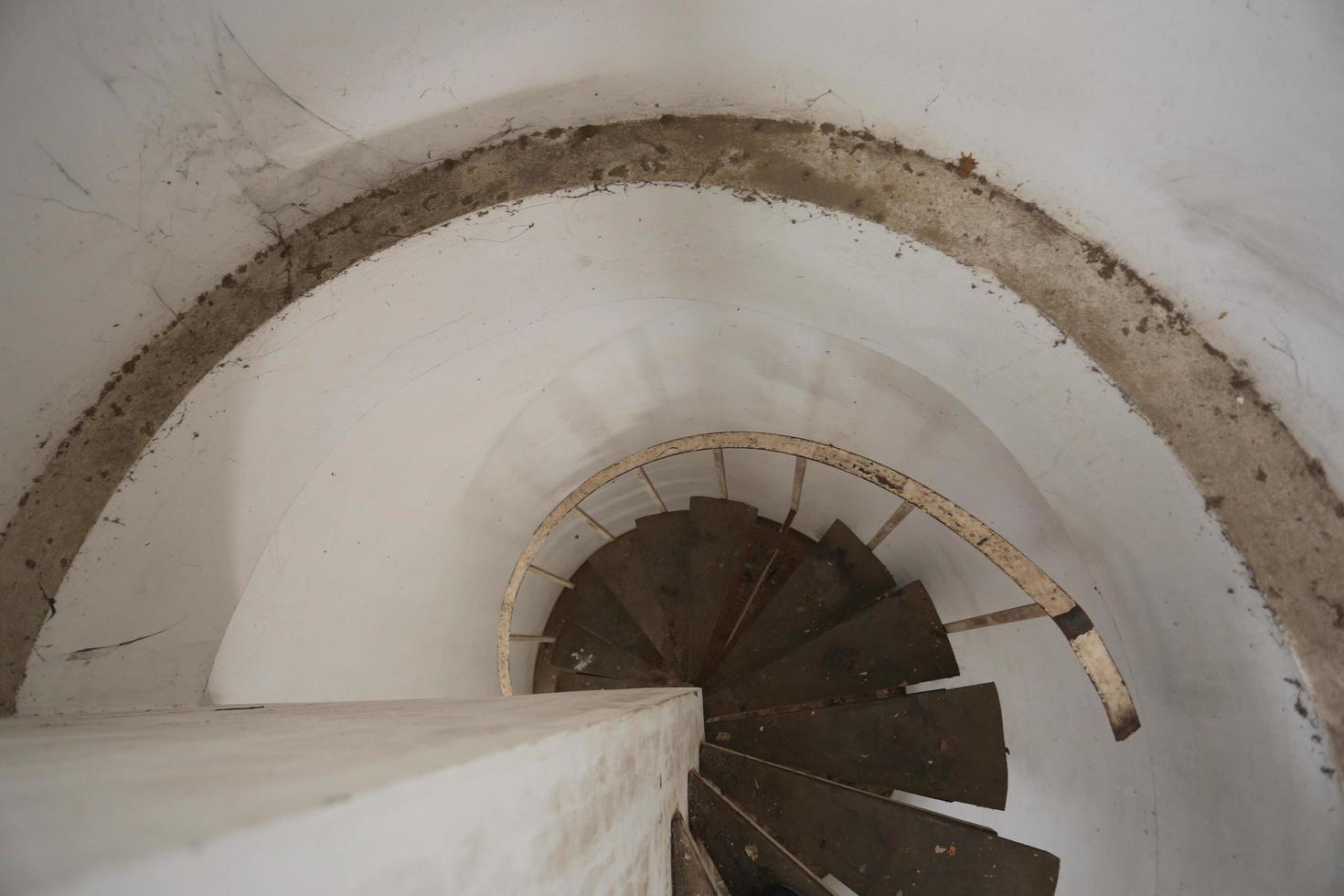 kanchanaburi, tailandia 2021 - centro comercial fantasma, escalera de caracol del centro comercial del castillo foto