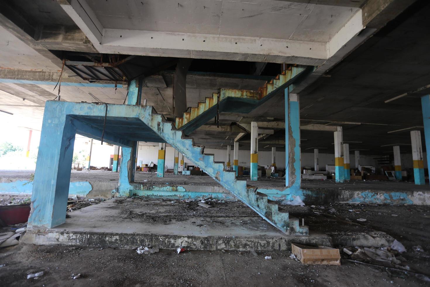 kanchanaburi, tailandia 2021 - centro comercial fantasma, escalera inferior del centro comercial del castillo foto