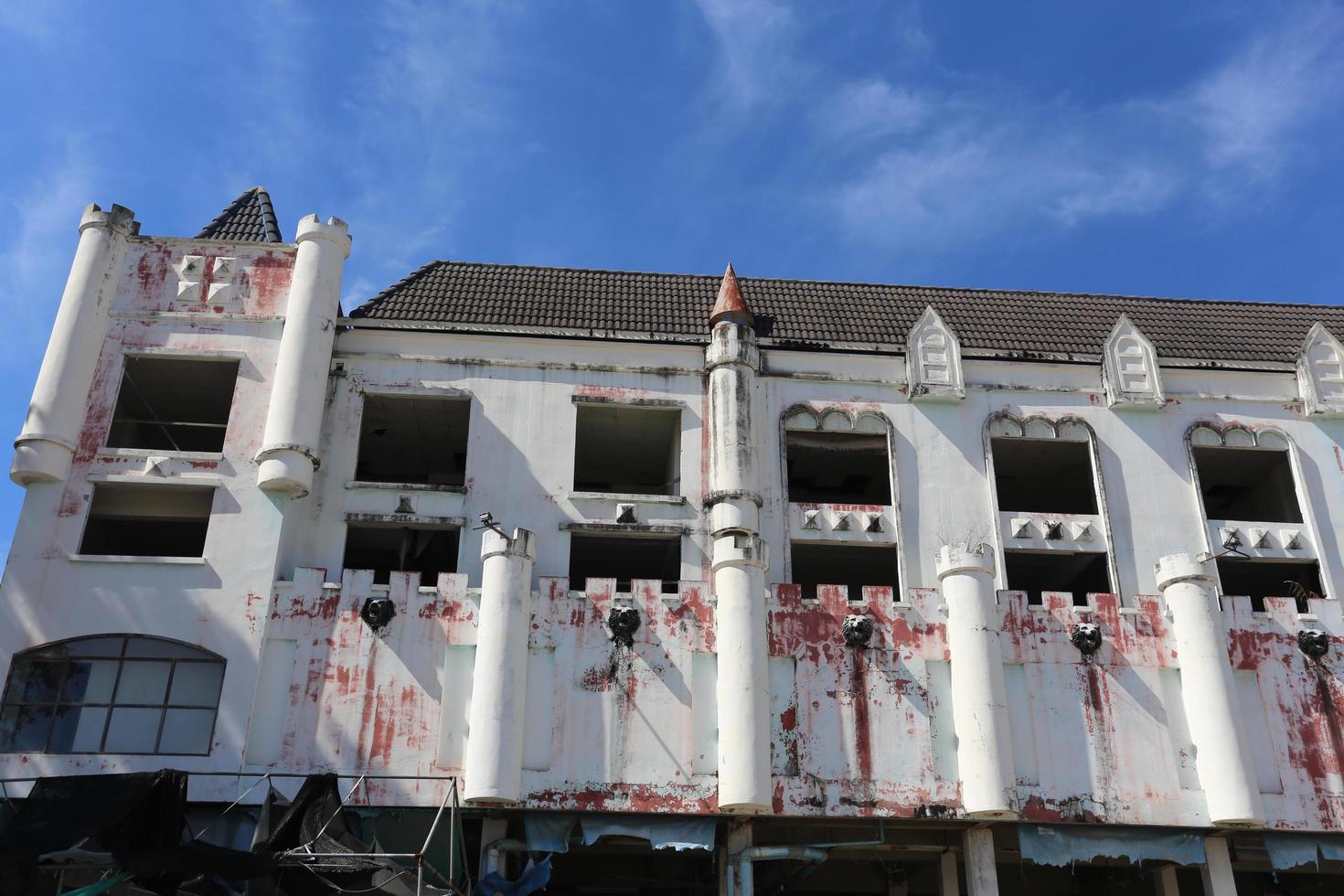 kanchanaburi, tailandia 2021 - centro comercial fantasma, primer plano de la fachada del centro comercial del castillo foto