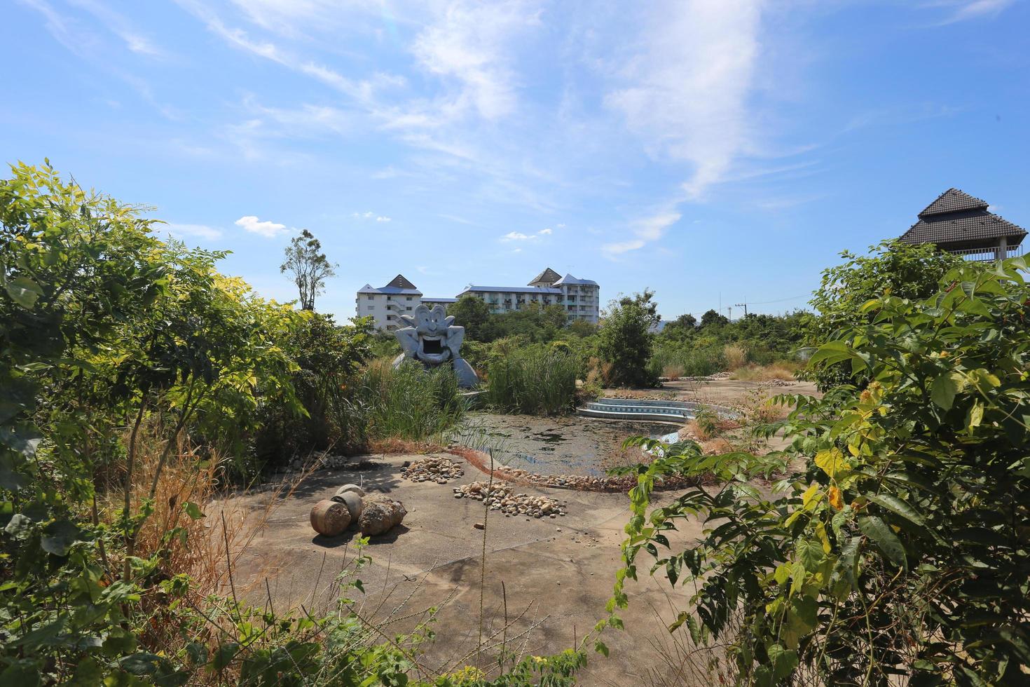 kanchanaburi, tailandia 2021 - centro comercial fantasma, centro comercial del castillo, área de parque abandonada foto