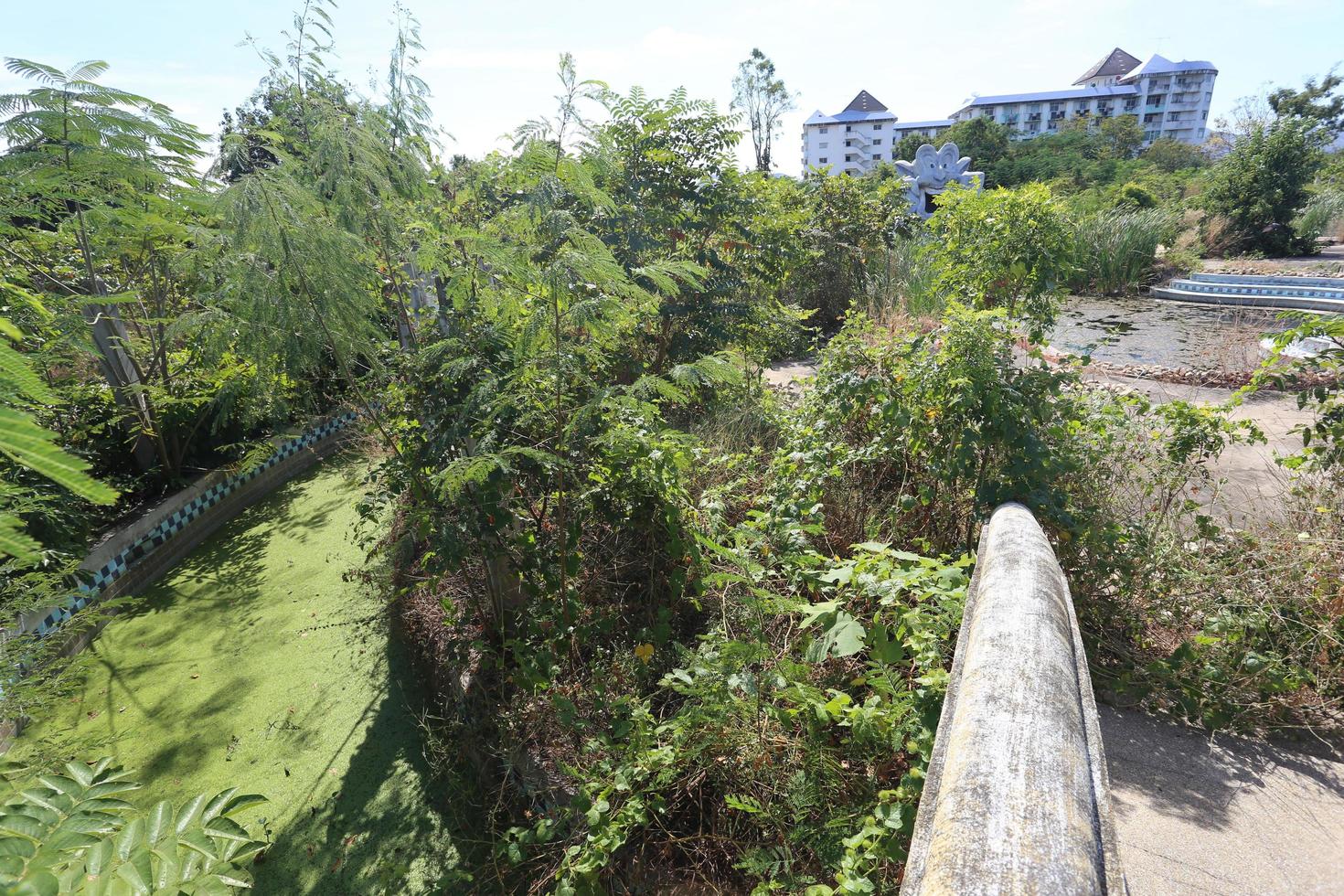 kanchanaburi, tailandia 2021 - centro comercial fantasma, centro comercial del castillo, canal de agua cubierto foto