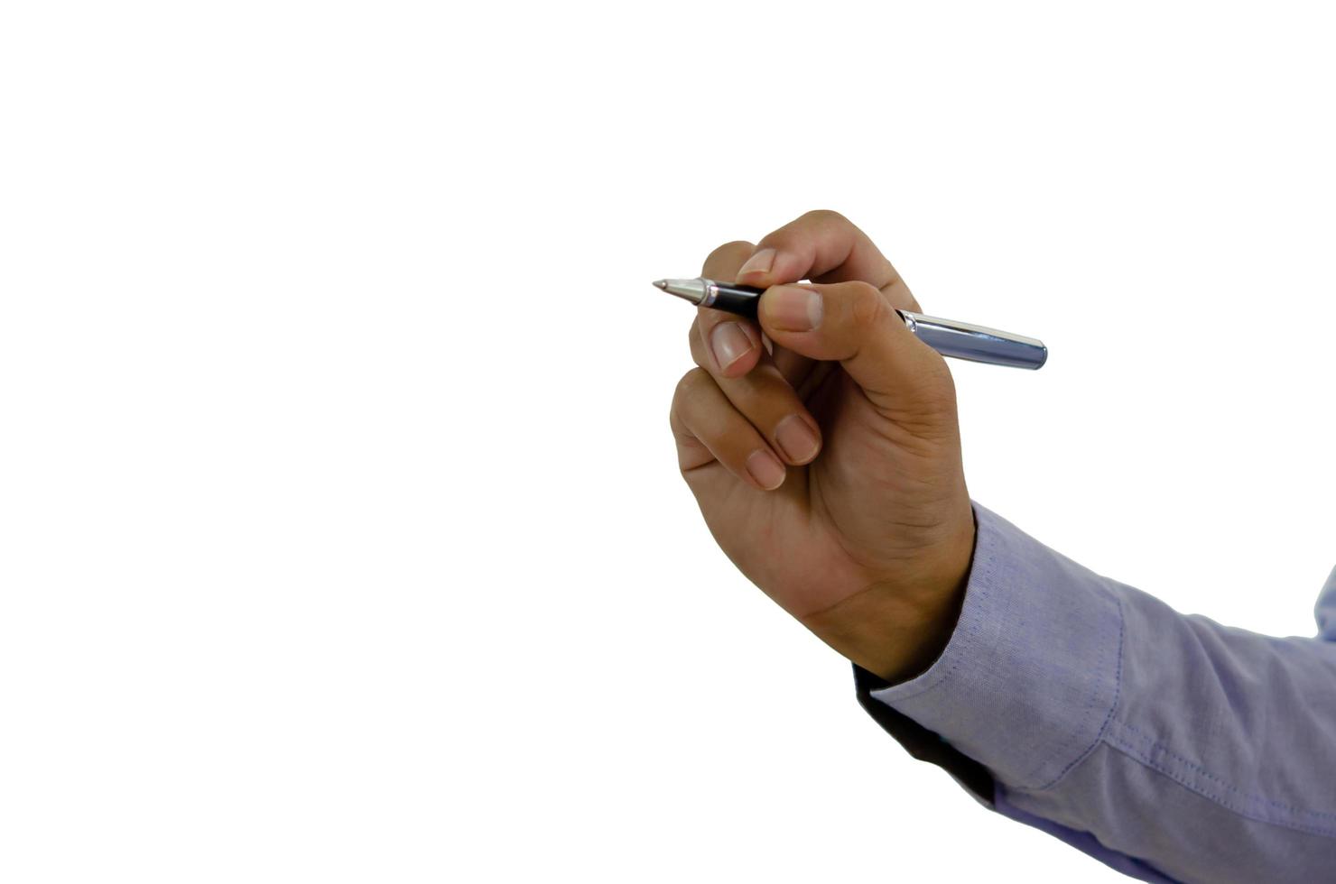 mano sujetando un bolígrafo escribiendo sobre un fondo blanco.trazado de recorte foto