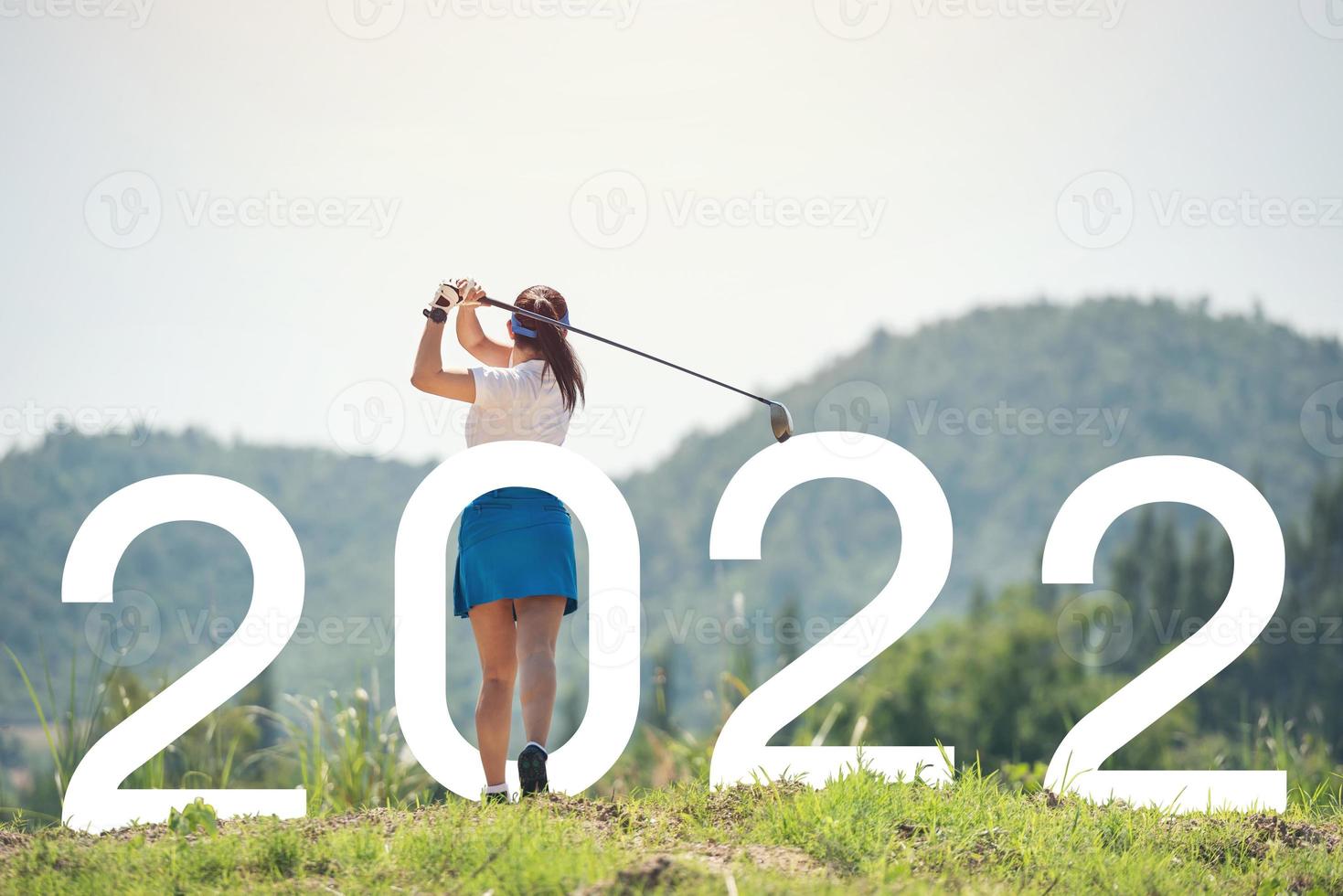 mujer golfista terminó el swing de golf. comienzo e inicio del nuevo año 2022, metas y planes para el próximo año foto