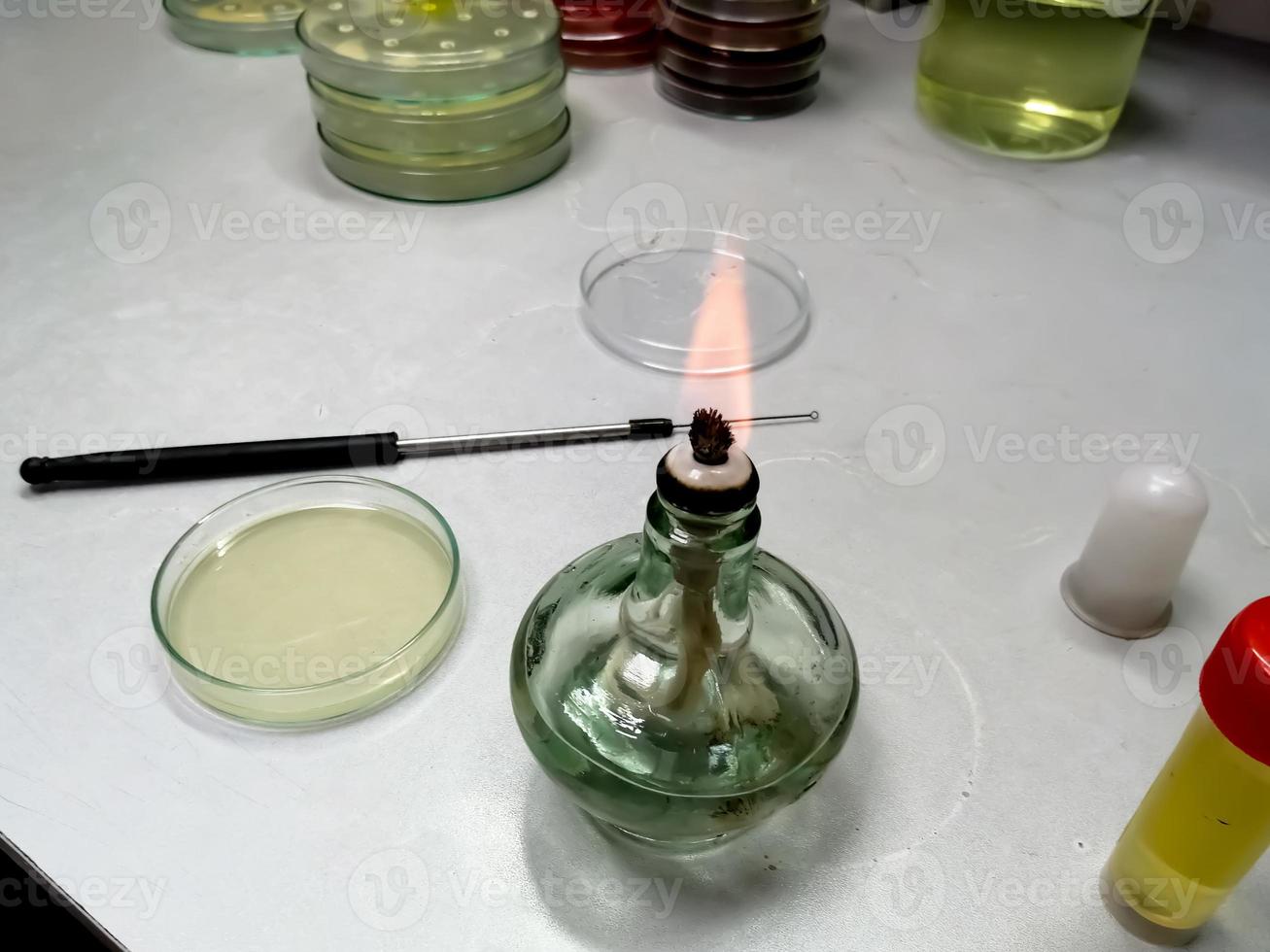 primer plano de un quemador de etanol, también conocido como lámpara de alcohol, en un laboratorio microbiológico. concepto de ciencia foto