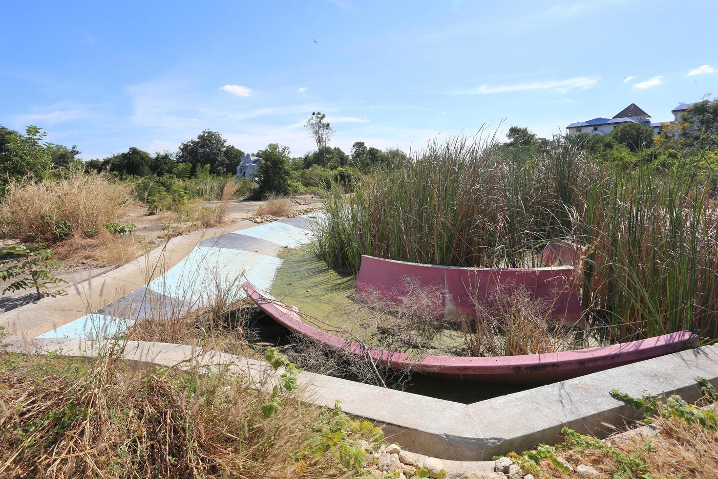 kanchanaburi, tailandia 2021 - centro comercial fantasma, centro comercial del castillo, fuente de agua cubierta de maleza foto