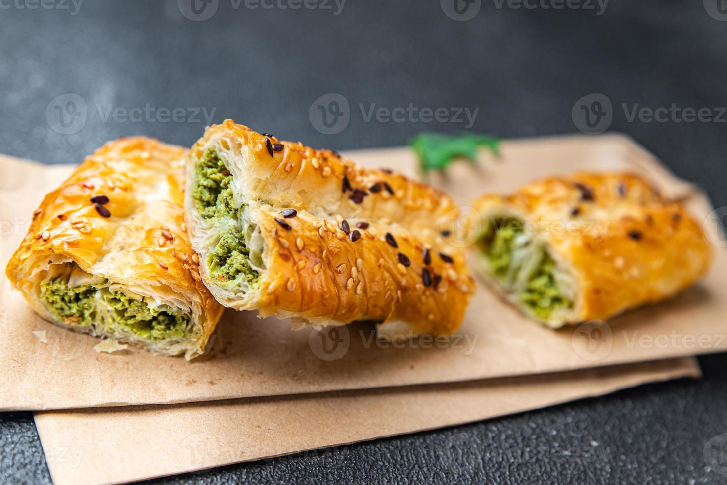 rollini pasta filo espinacas, queso, queso crema pasteles salados listos para comer foto