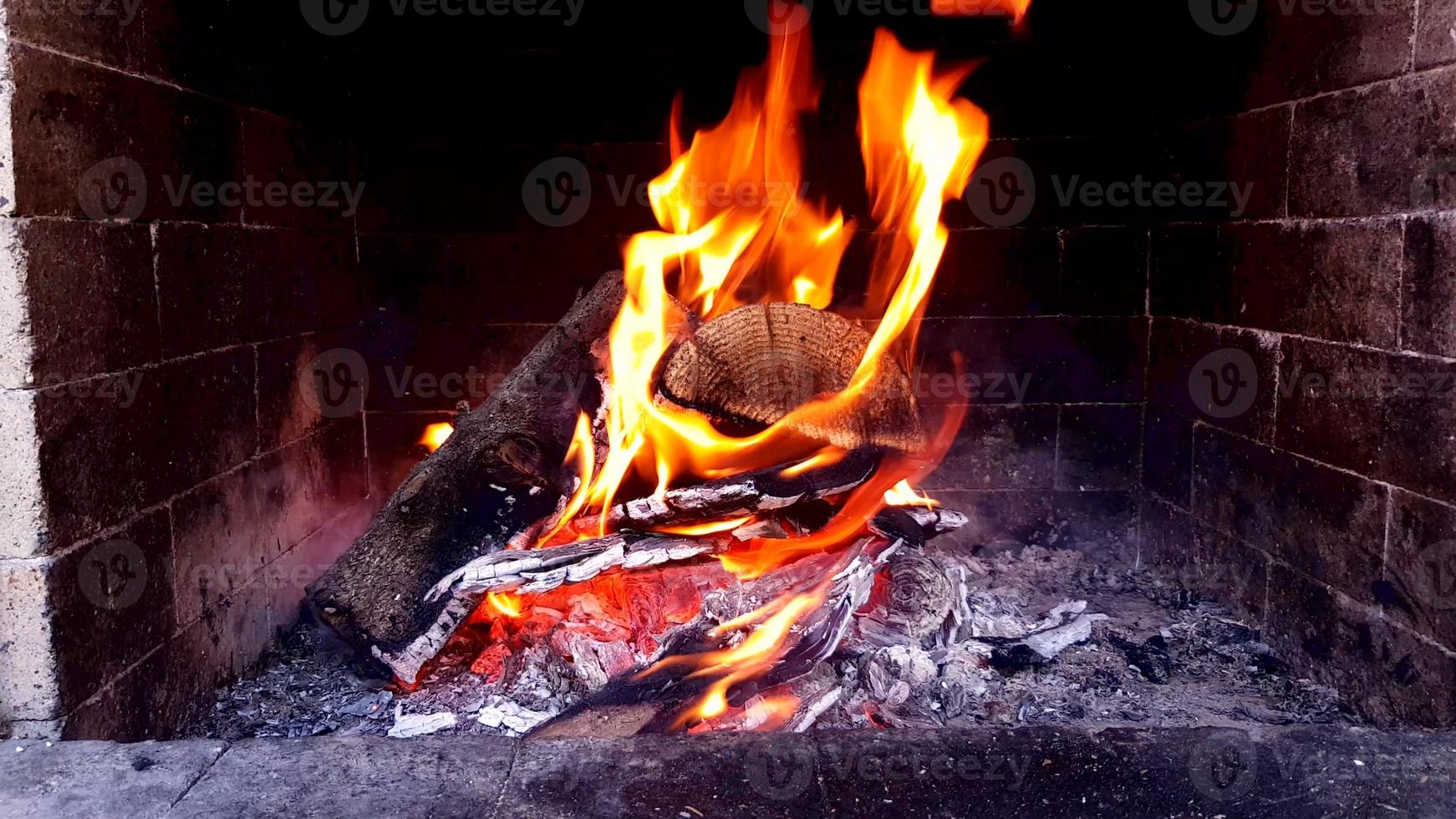 Imágenes de 4k de fuego ardiente brillante en la chimenea. foto