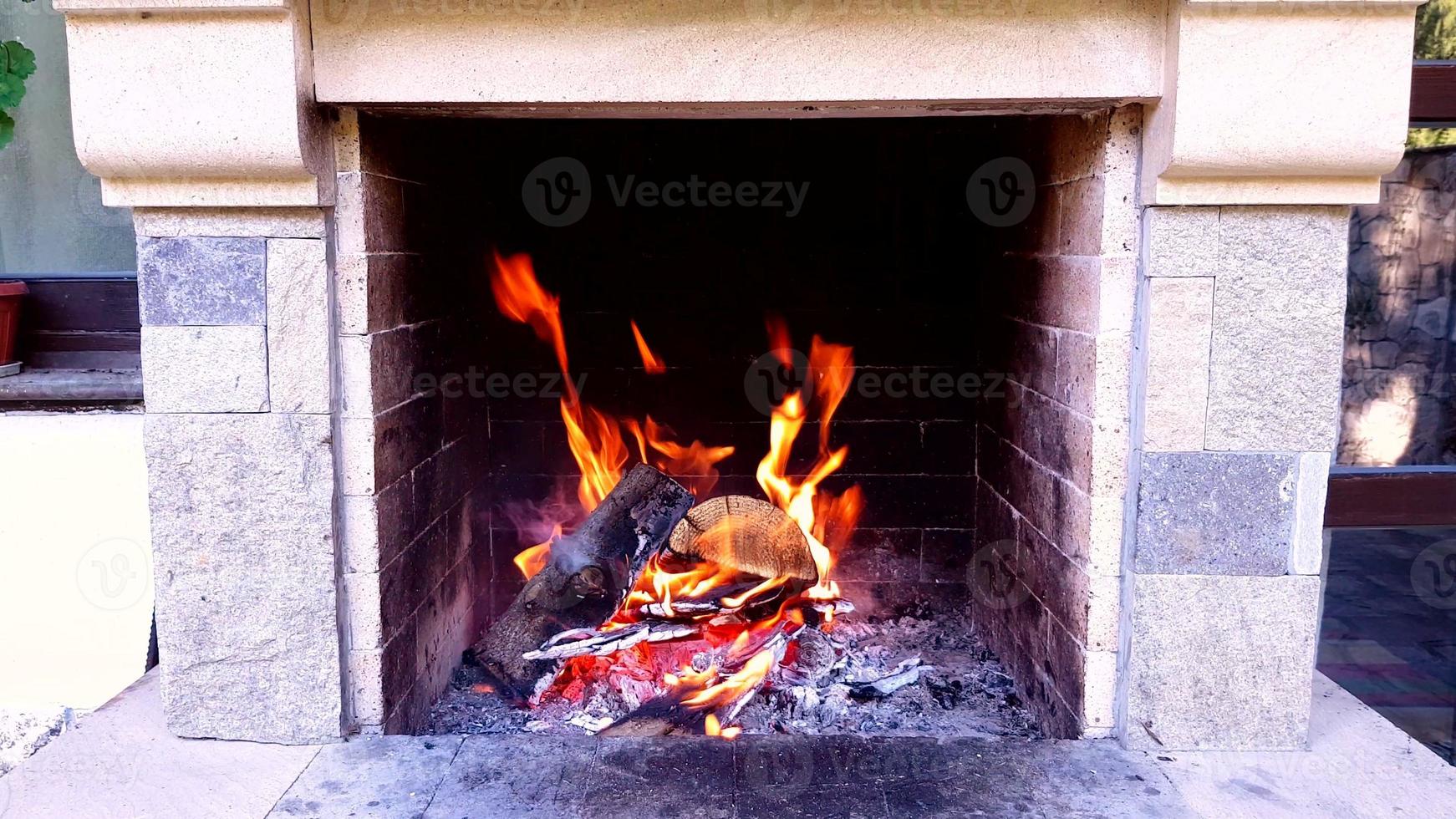 Imágenes de 4k de fuego ardiente brillante en la chimenea. foto