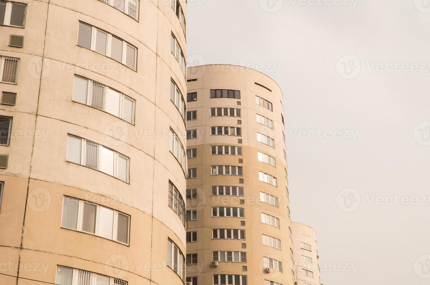 complejo residencial de varios pisos contra el cielo. arquitectura urbana foto