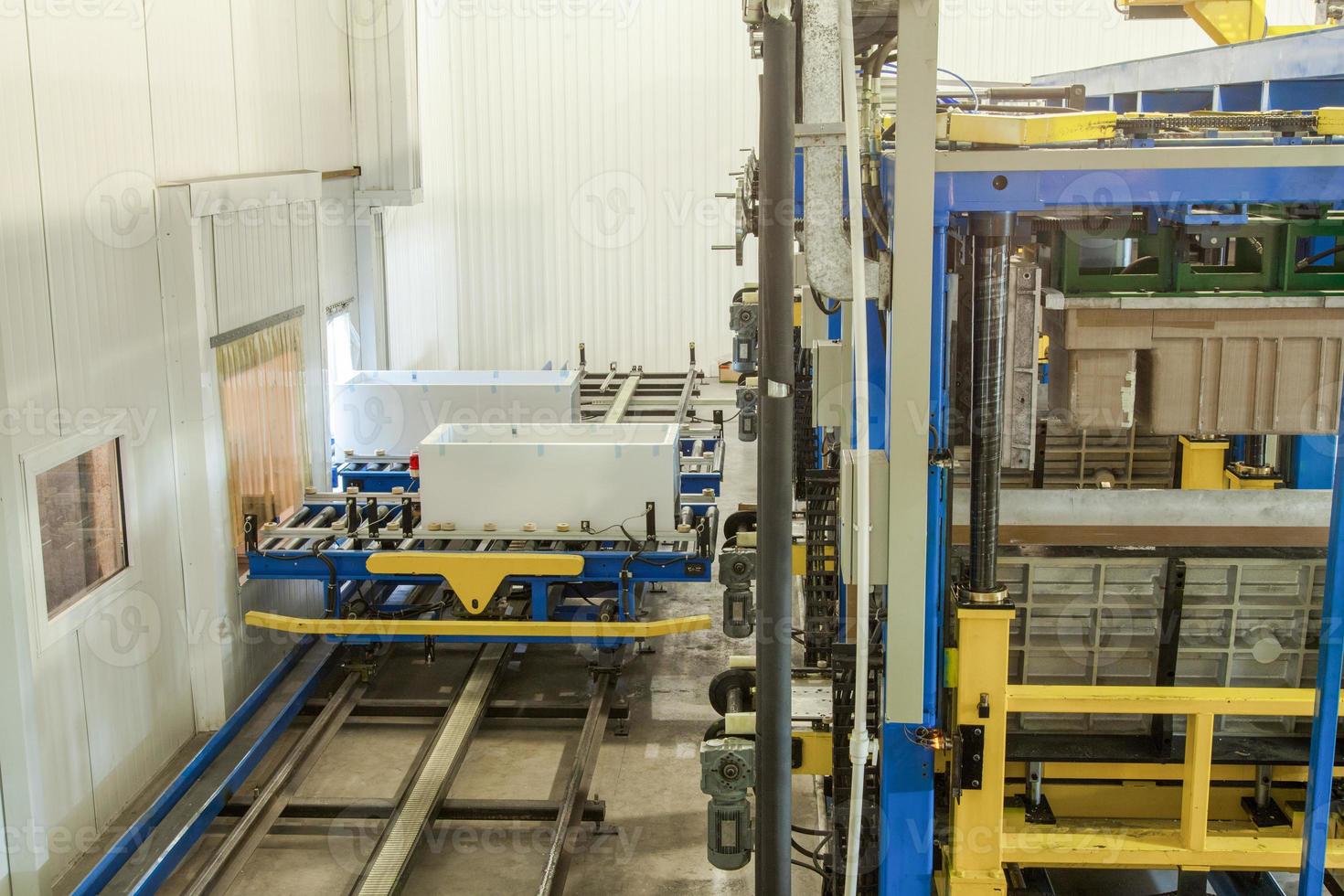 molding and cast press machine for the manufacture of plastic parts using polymers for  refrigerator photo