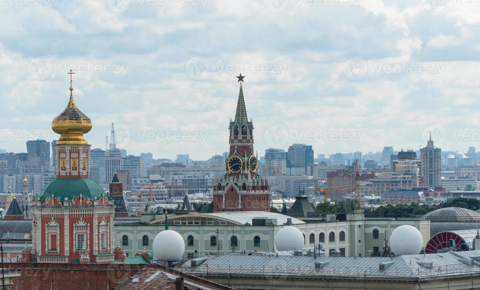 panorama de moscú con vistas al kremlin y la iglesia foto