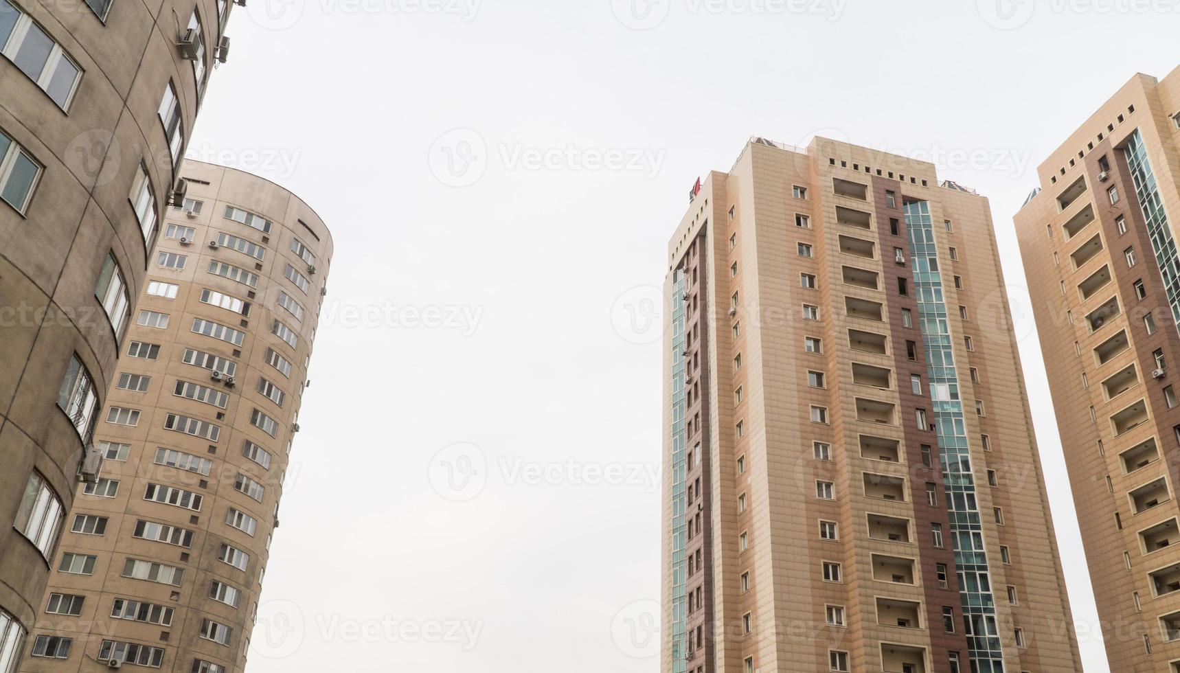 complejo residencial de varios pisos contra el cielo. arquitectura urbana foto