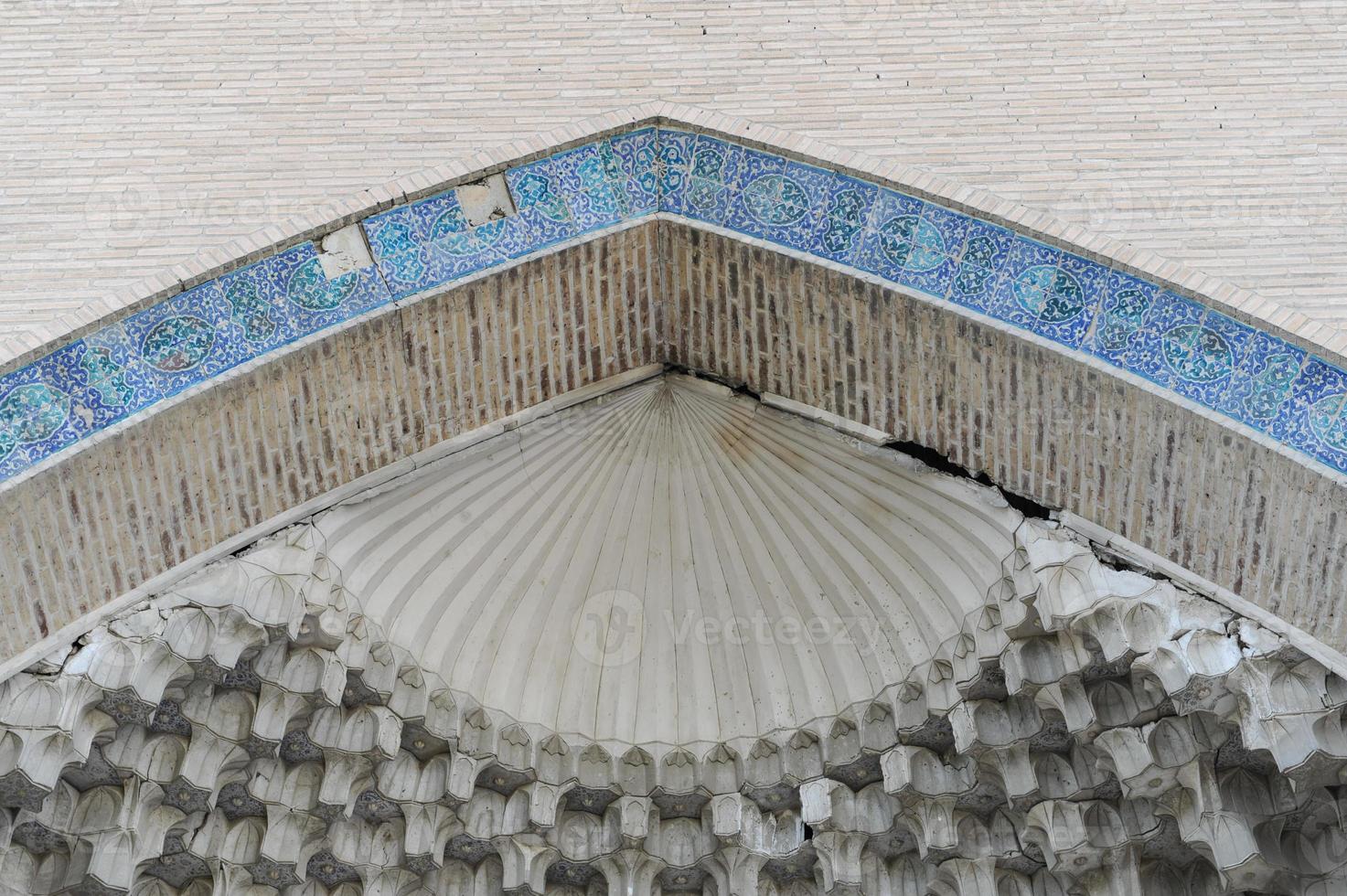 elementos de la arquitectura antigua de asia central. techo en forma de cúpula en un antiguo mosaico asiático tradicional foto