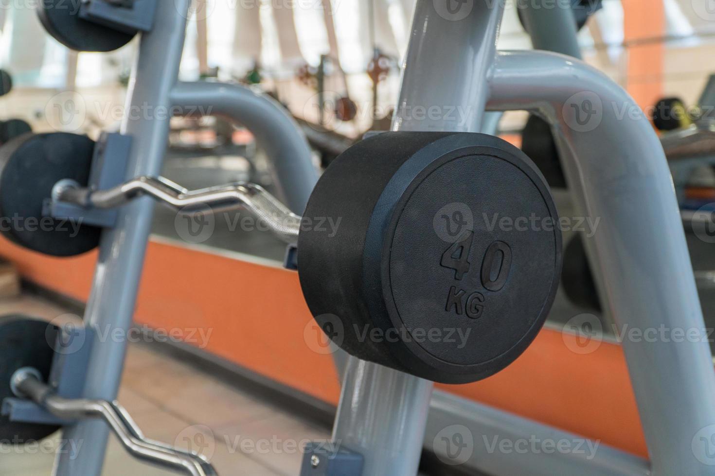 equipamiento deportivo y pesas en el gimnasio foto