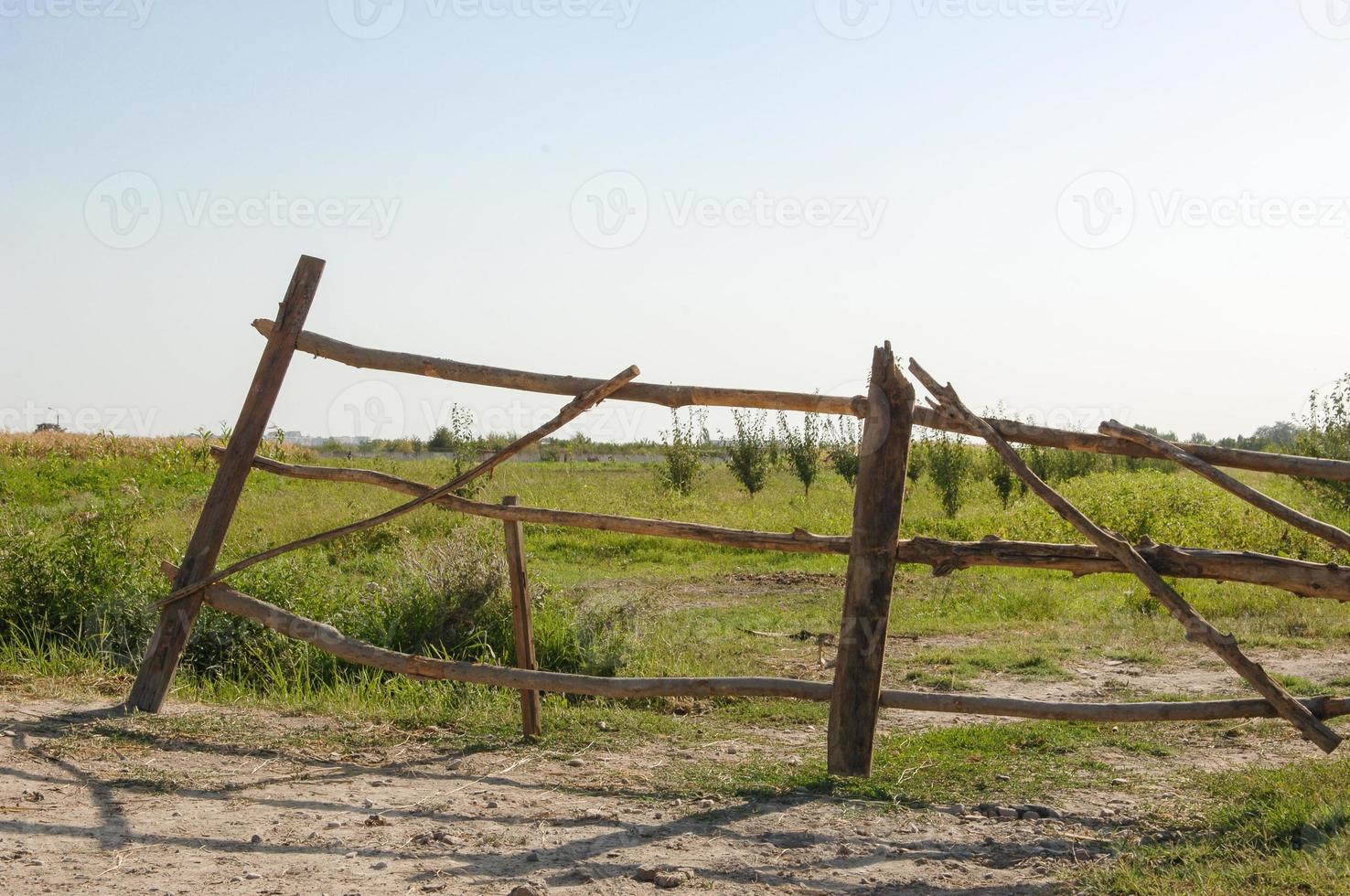 antigua valla de madera abandonada en la granja foto