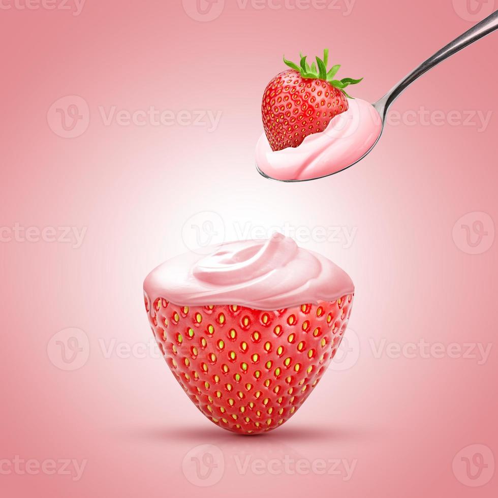 anuncios de yogur de fresa, una cuchara de yogur de fresa cremoso afiche creativo aislado, ilustración 3d de anuncios naturales de fresa foto