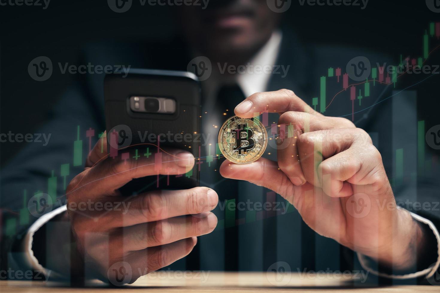 hombre de negocios con bitcoin dorado en el fondo de la pantalla del gráfico comercial de la computadora. stock, concepto de comercio de criptomonedas. foto
