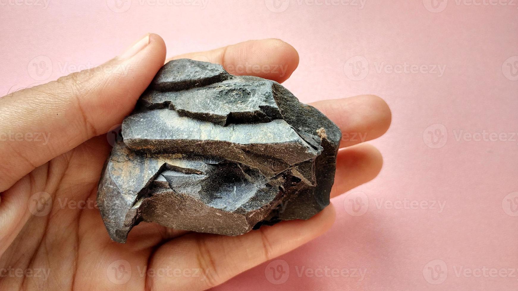 arcilla negra, arcilla escamosa en formación karangsambung-totogran. roca sedimentaria para la descripción de tipos de rocas, indonesia. el concepto de ciencia natural de la historia de la tierra foto