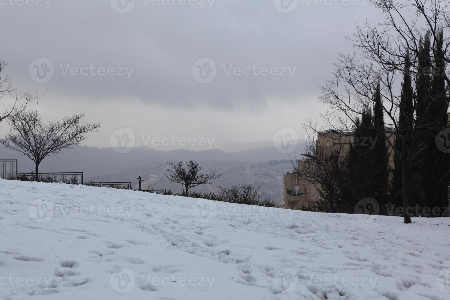 nieve en jerusalén y las montañas circundantes foto