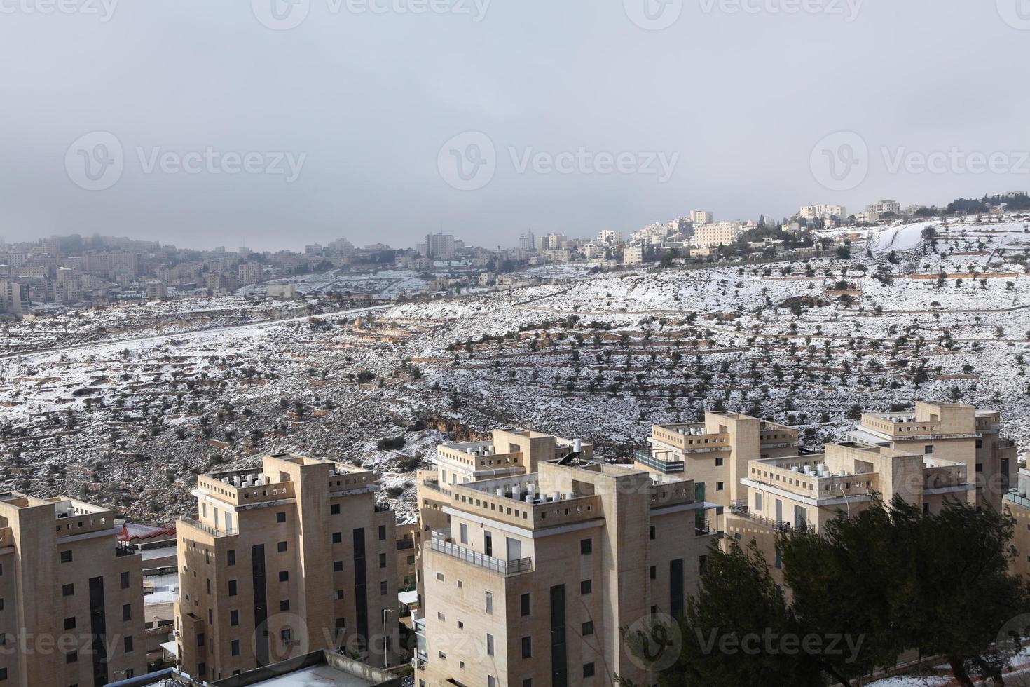 nieve en jerusalén y las montañas circundantes foto