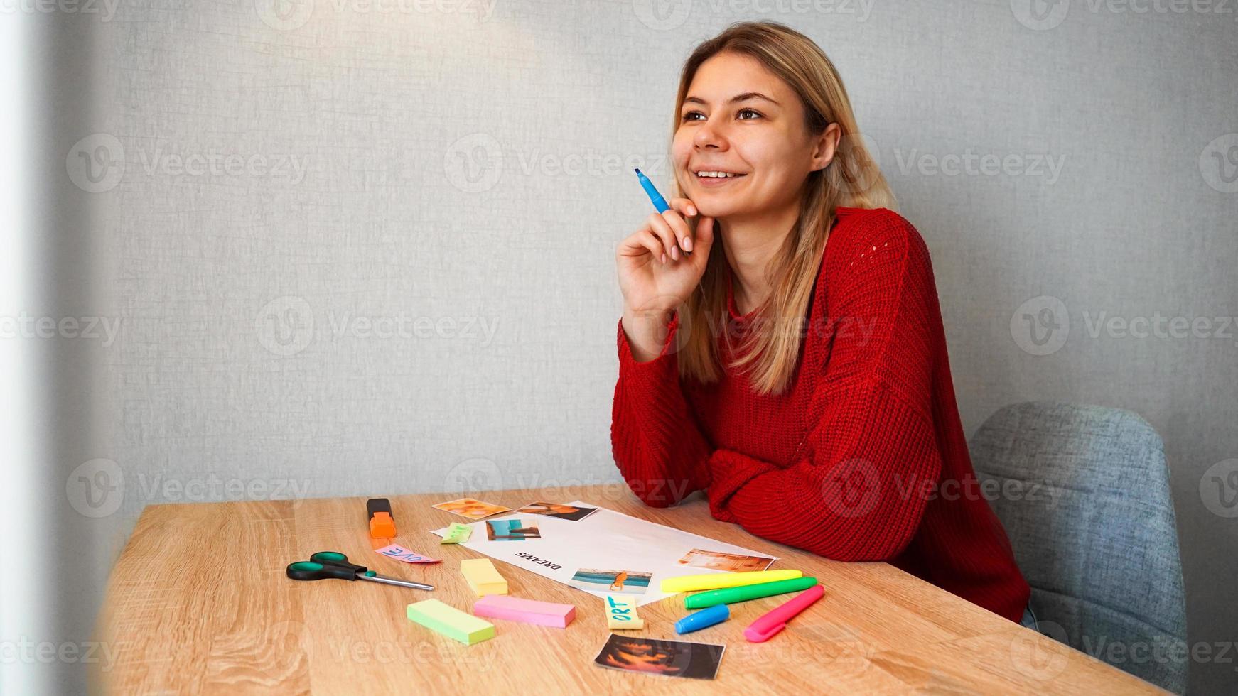 mujer joven creando un mapa de deseos de feng shui. visualizacion de sueños foto