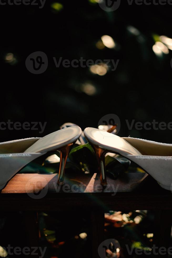 elegantes zapatos de boda blancos foto