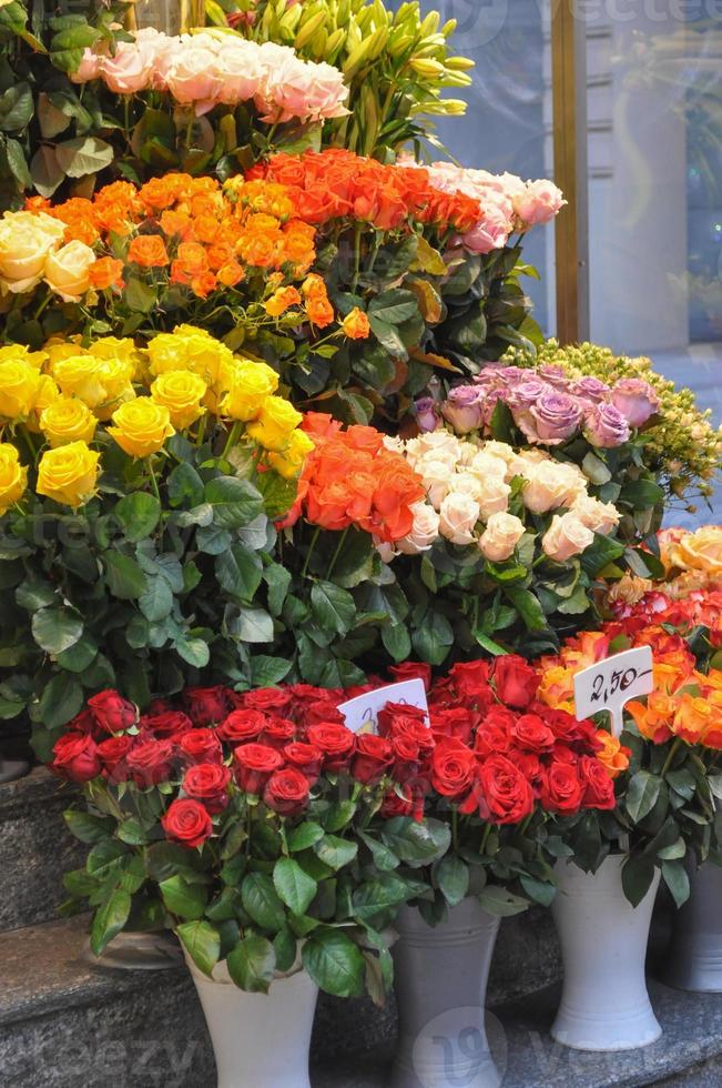 ramo de flores a la venta en una floristería foto