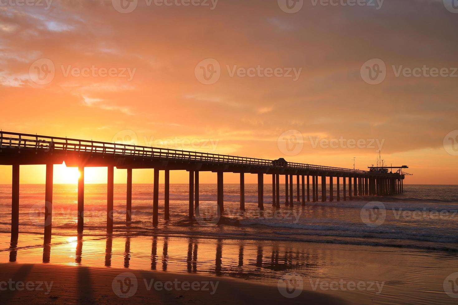 hermoso atardecer en scripps pier, san diego foto