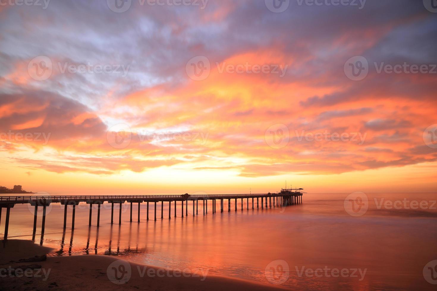 hermoso atardecer en scripps pier, san diego foto