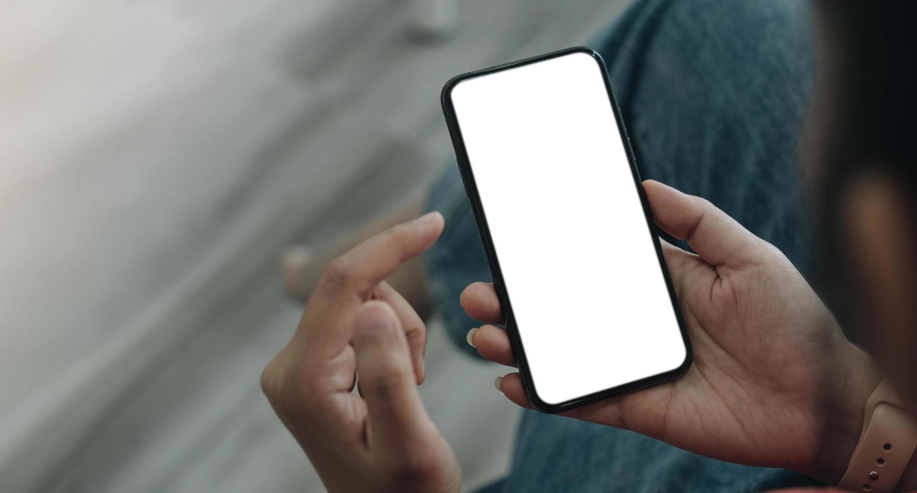 mujer con smartphone. teléfono móvil de pantalla en blanco para montaje de visualización gráfica. foto