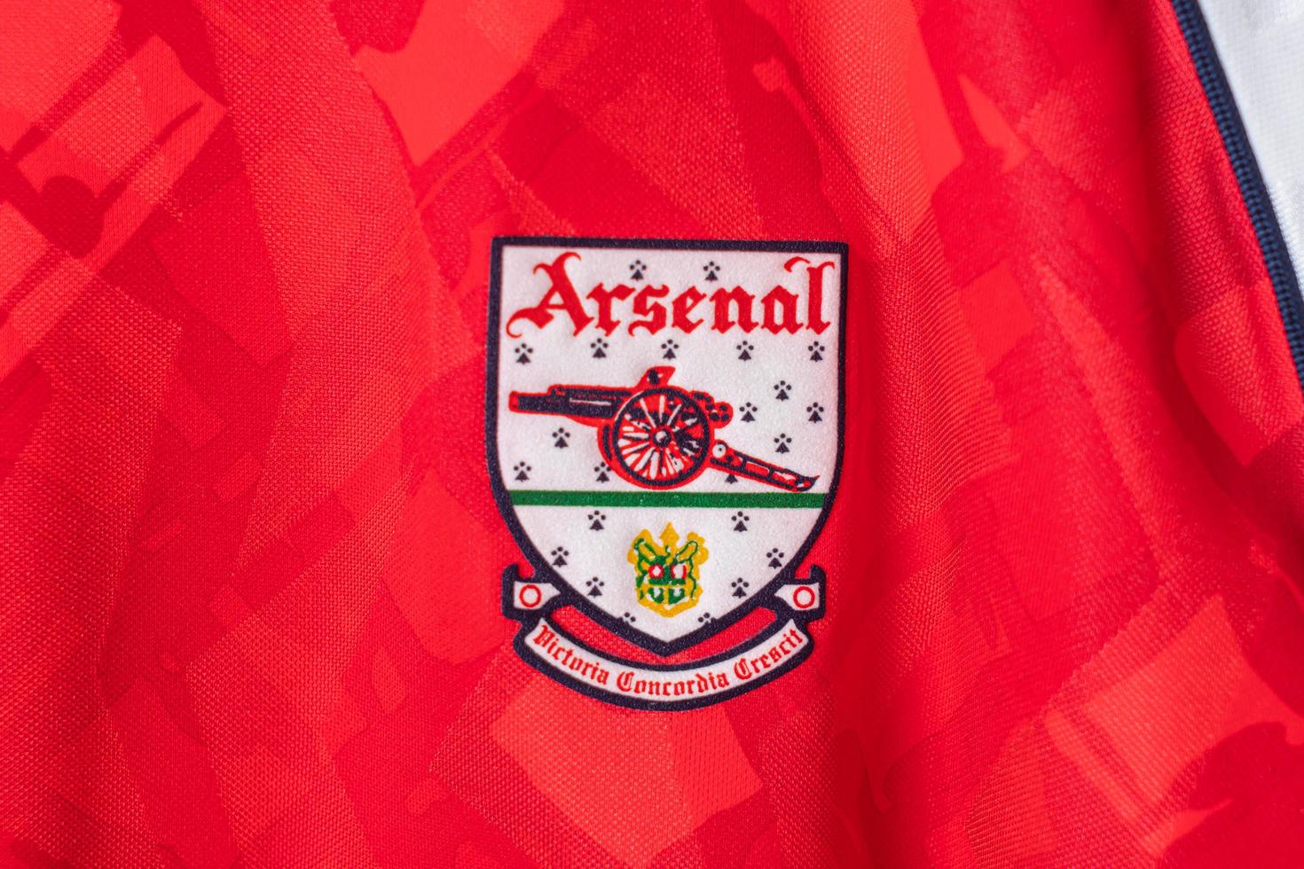 bangkok, tailandia - 18 de enero de 2022 - logotipo del arsenal en la camiseta del arsenal temporada 1991-1992 foto